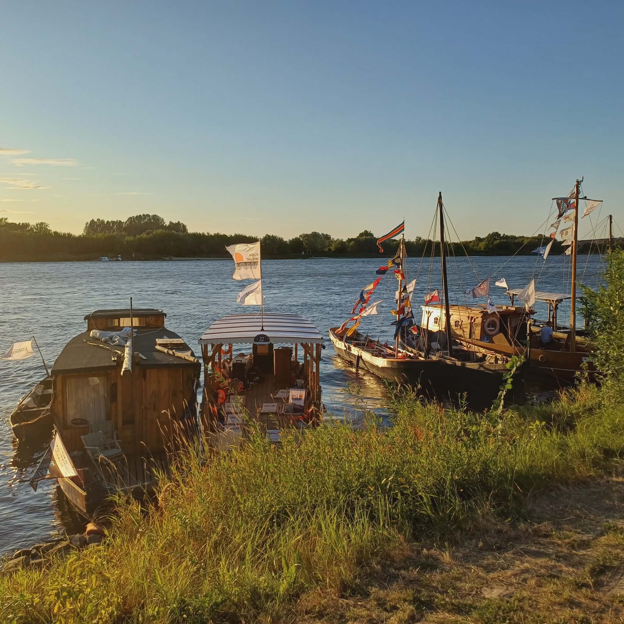 Festiwal Wisły w Grudziądzu, Statki na rzece Wiśle przy brzegu